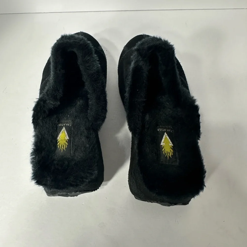 VOLATIRE Kids Black Fuzzy Slippers size 6 pre owned Exellent condition